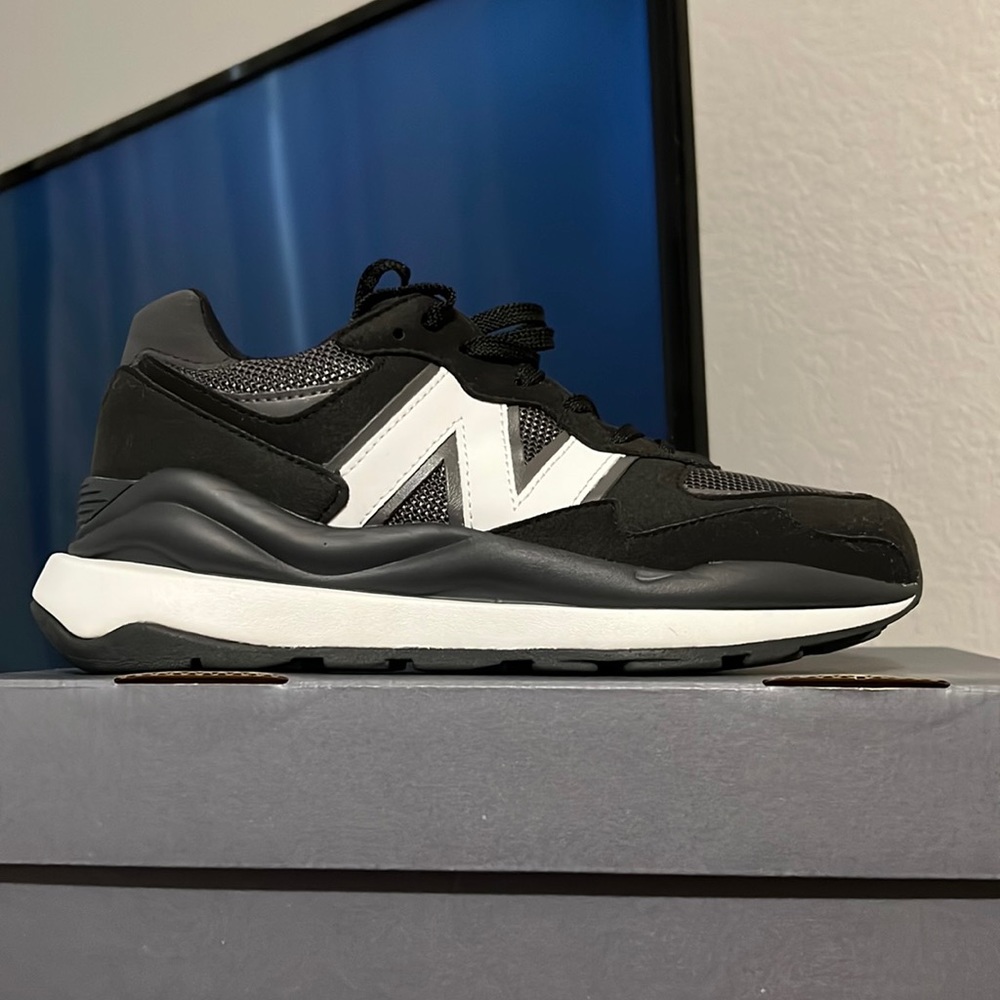 Kids 4/ women's 6 New Balance 57/40